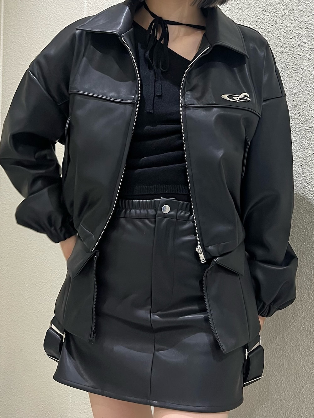 「EMODA、EMODAコーデ、レザージャケット、レザースカート、レザーセットアップ、チョーカートップス、チョーカーニット、厚底シューズ、厚底スニーカー、レッグウォーマー」｜「EMODAのハングベルトカーゴスカート（スカート、ブラック系）」を使った、田中愛生さん（レディース・158cm）の冬コーディネートの4枚目の写真