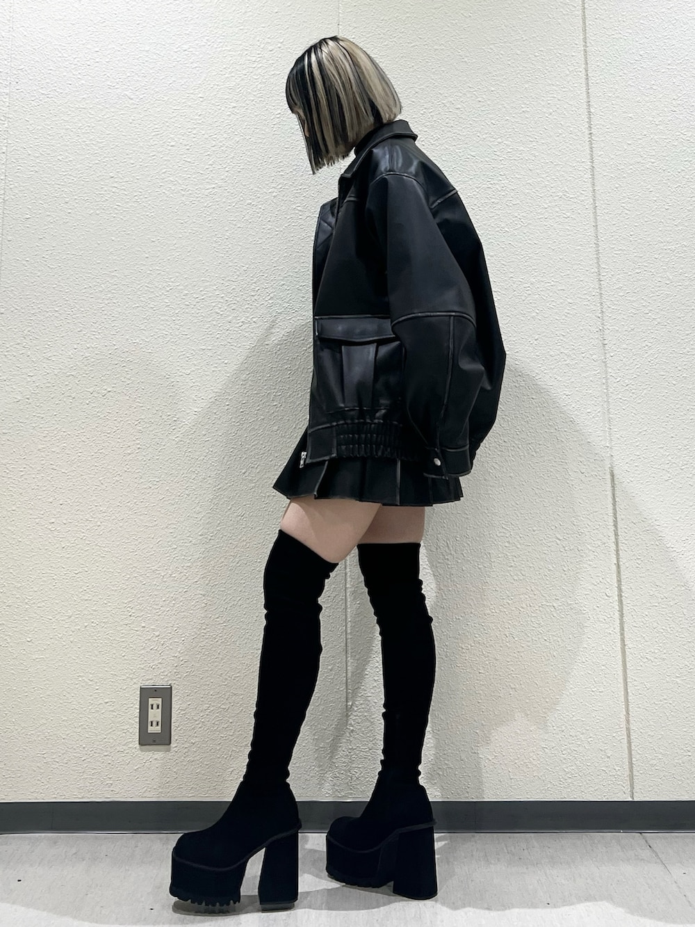 「EMODA、EMODAコーデ、オールブラック、レザーセットアップ、レザーブルゾン、レザースカート、プリーツスカート、クロップドトップス、脚長効果、厚底ブーツ、ニーハイブーツ」｜「EMODAのスパークルダブルネックレス（ネックレス、シルバー系）」を使った、田中愛生さん（レディース・158cm）の秋コーディネートの2枚目の写真