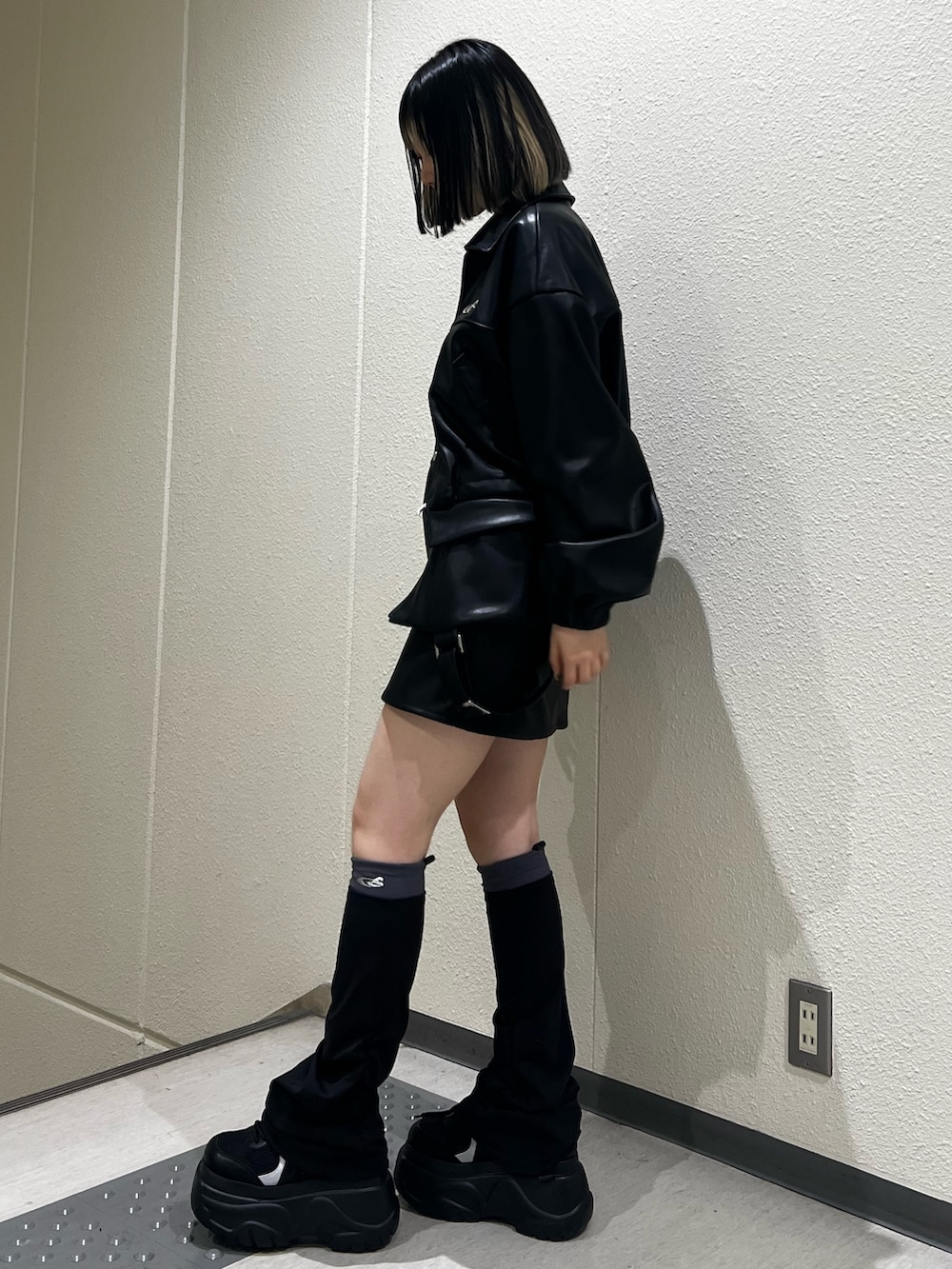 「EMODA、EMODAコーデ、レザージャケット、レザースカート、レザーセットアップ、チョーカートップス、チョーカーニット、厚底シューズ、厚底スニーカー、レッグウォーマー」｜「EMODAのハングベルトカーゴスカート（スカート、ブラック系）」を使った、田中愛生さん（レディース・158cm）の冬コーディネートの2枚目の写真