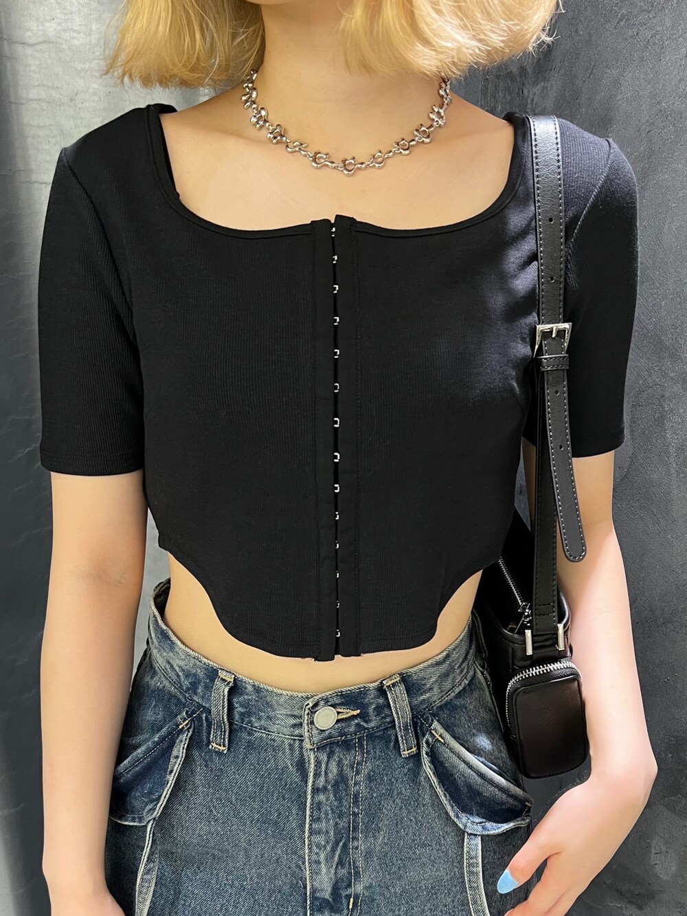 ブラック系のTシャツ/カットソー、ブラック系のショルダーバッグ、ブルー系のデニムパンツを着用したレディースの夏コーディネートの4枚目の写真