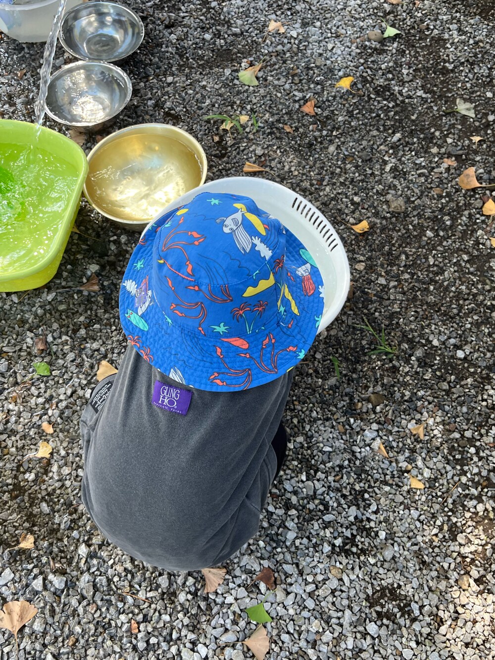 グレー系のTシャツ/カットソー、ブラック系のその他パンツ、グレー系のシューズ小物/雑貨を着用したキッズの秋コーディネートの2枚目の写真