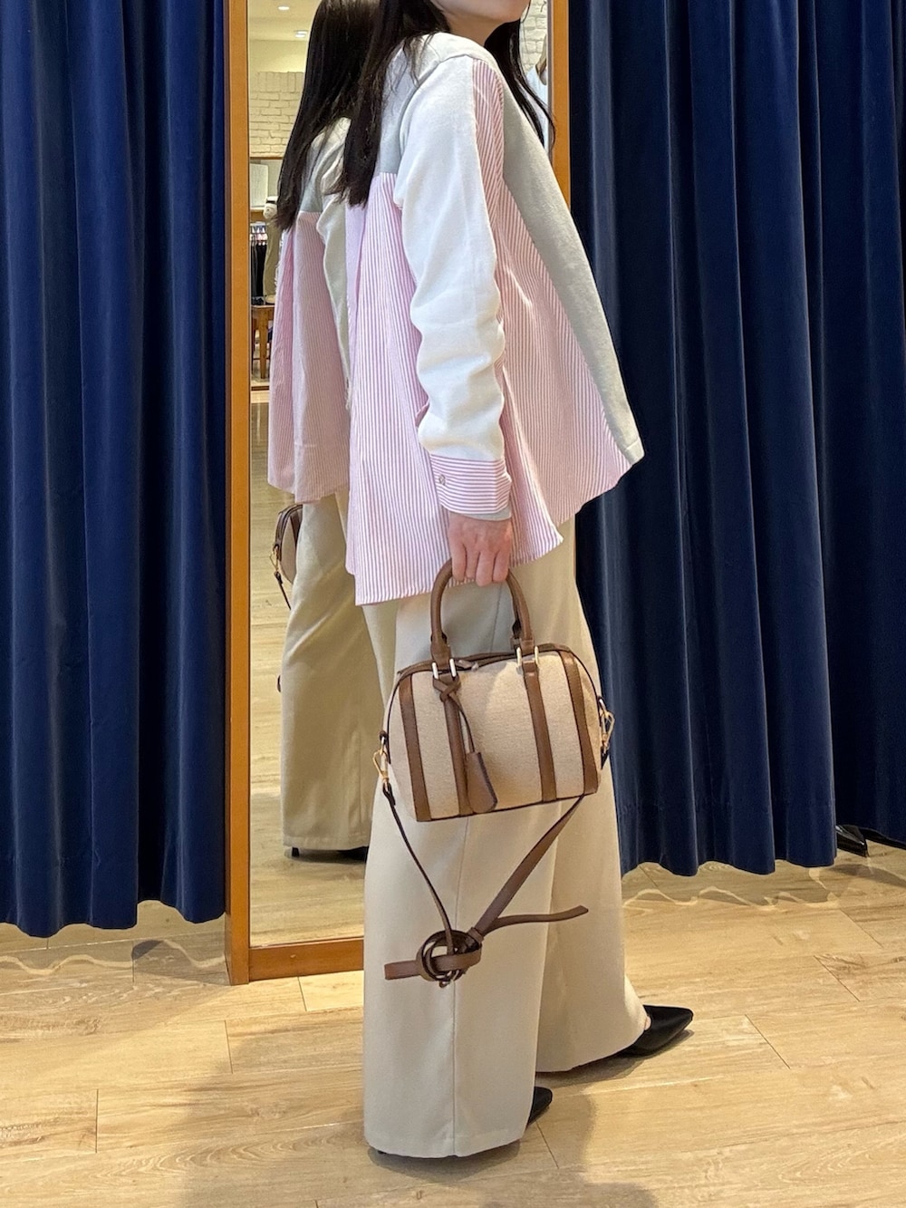 グレー系のニット/セーター、ホワイト系のその他パンツを着用したレディースの春コーディネートの6枚目の写真