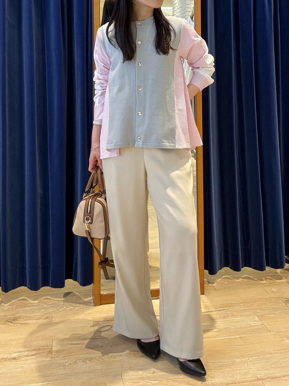 グレー系のニット/セーター、ホワイト系のその他パンツを着用したレディースの春コーディネートの4枚目の写真