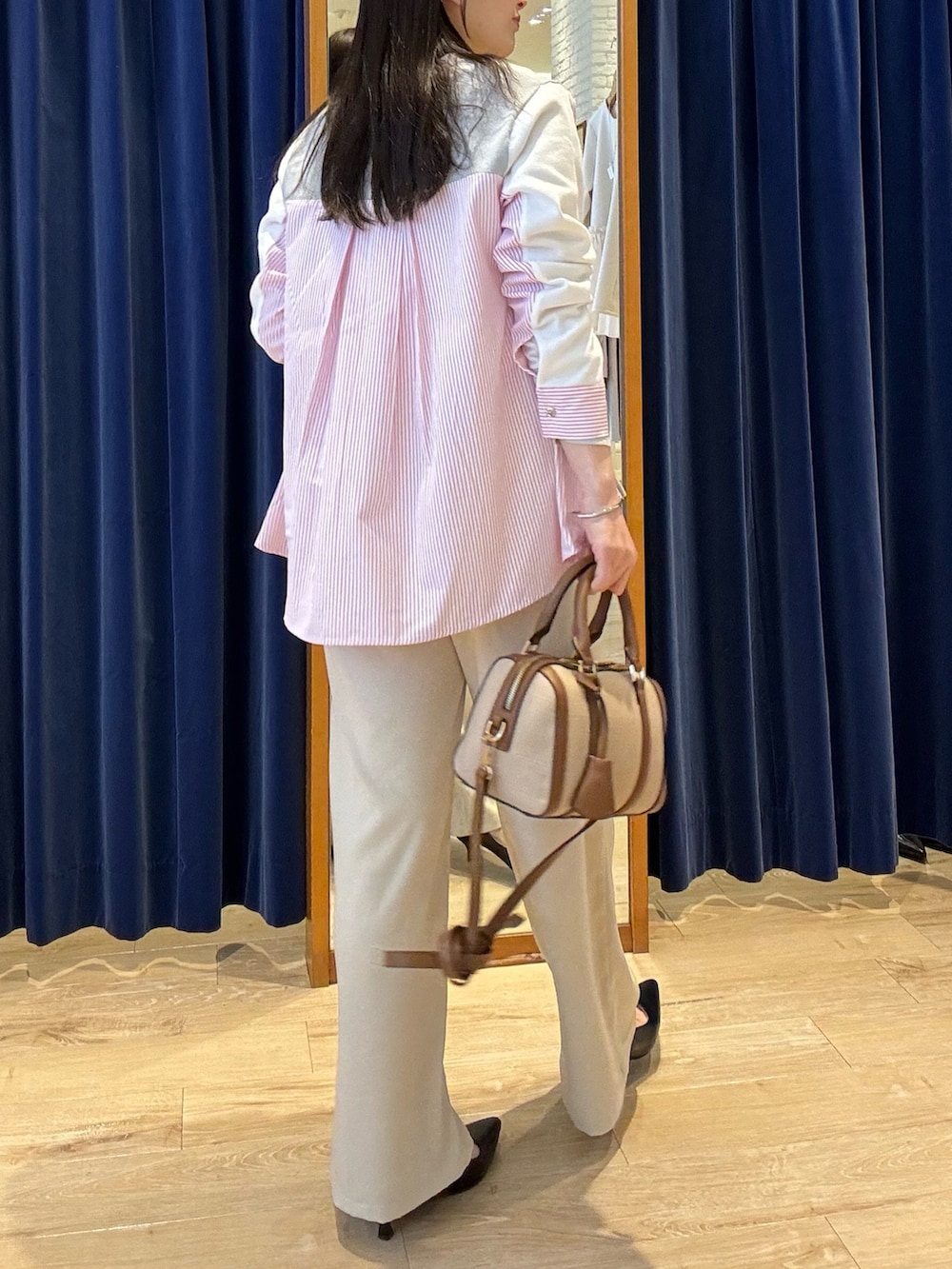 グレー系のニット/セーター、ホワイト系のその他パンツを着用したレディースの春コーディネートの5枚目の写真