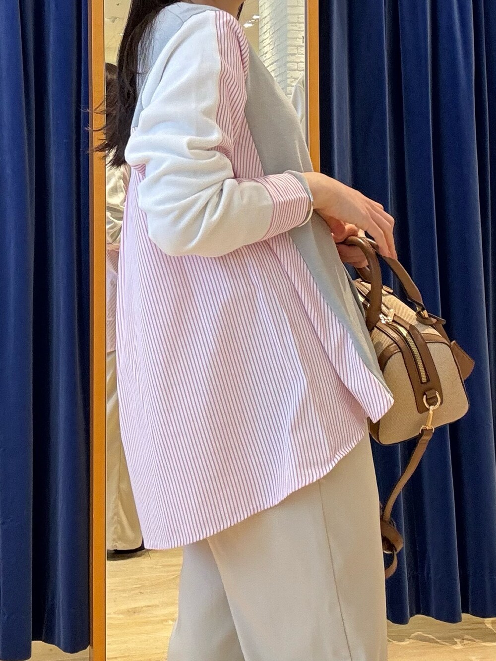 グレー系のニット/セーター、ホワイト系のその他パンツを着用したレディースの春コーディネートの8枚目の写真