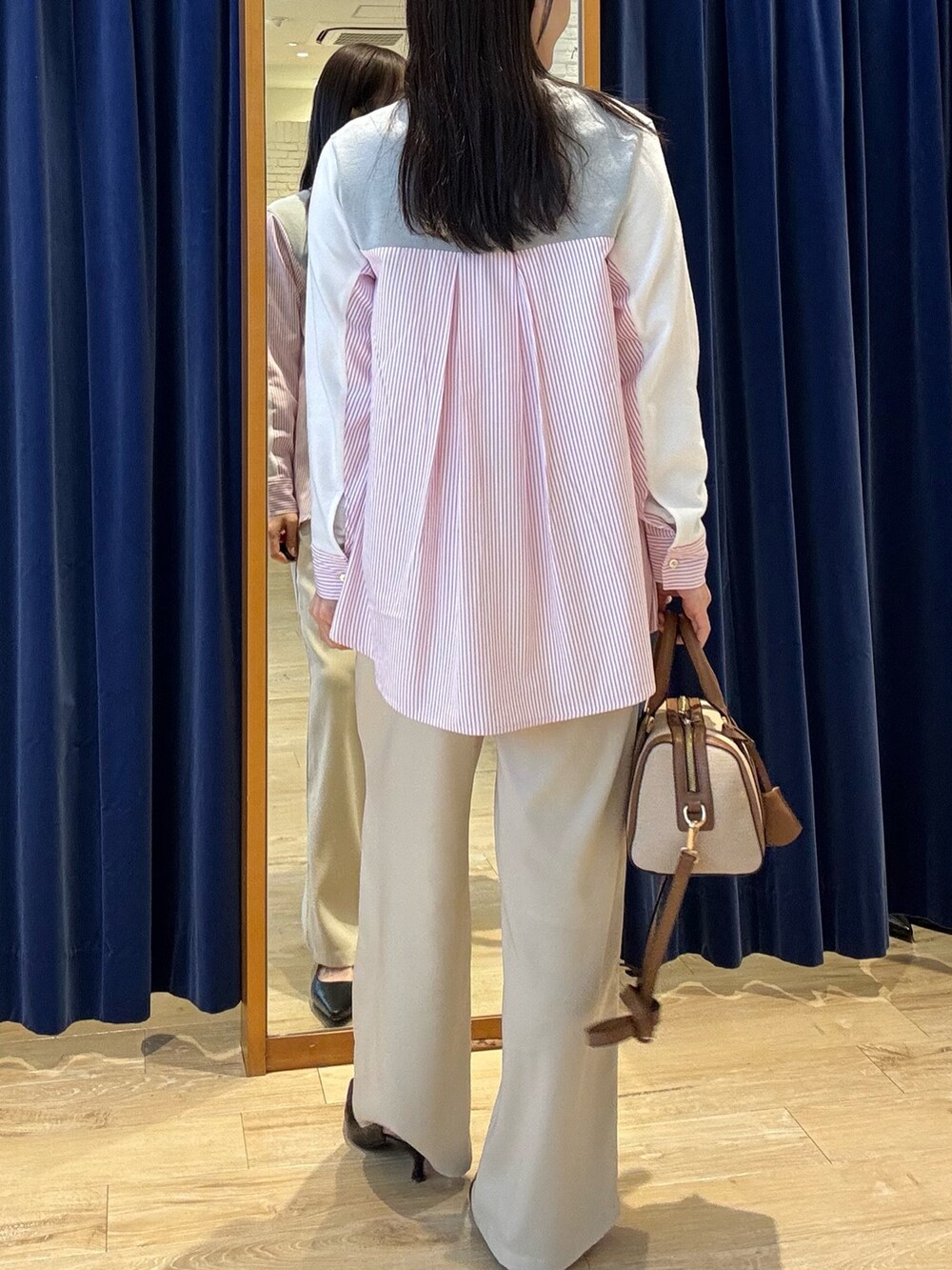 グレー系のニット/セーター、ホワイト系のその他パンツを着用したレディースの春コーディネートの7枚目の写真