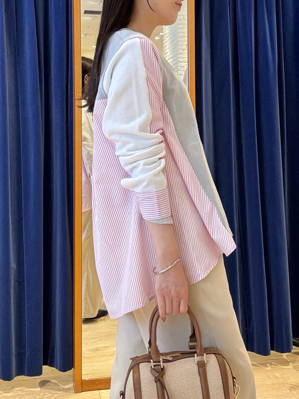 グレー系のニット/セーター、ホワイト系のその他パンツを着用したレディースの春コーディネートの9枚目の写真