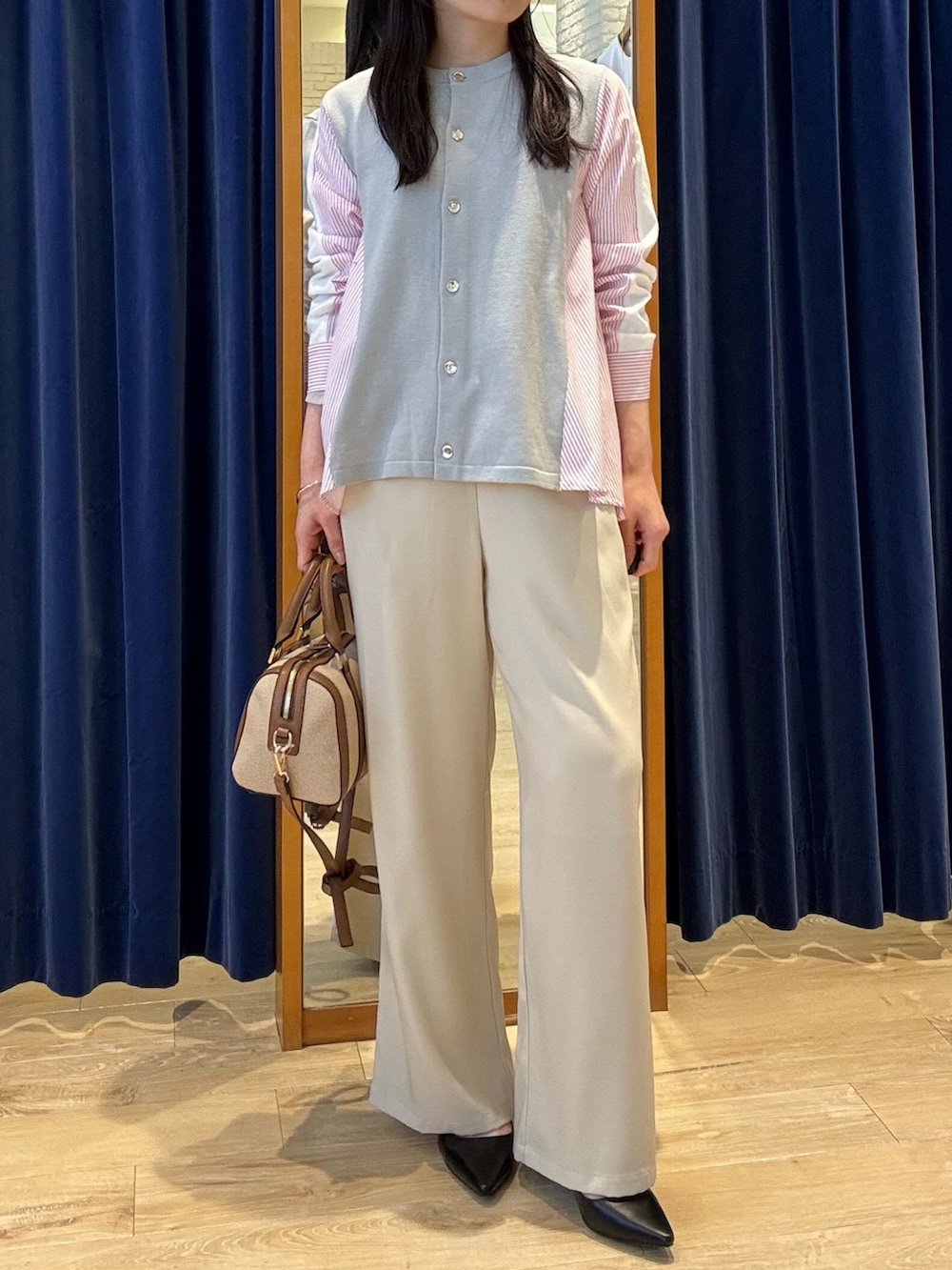 グレー系のニット/セーター、ホワイト系のその他パンツを着用したレディースの春コーディネートの3枚目の写真