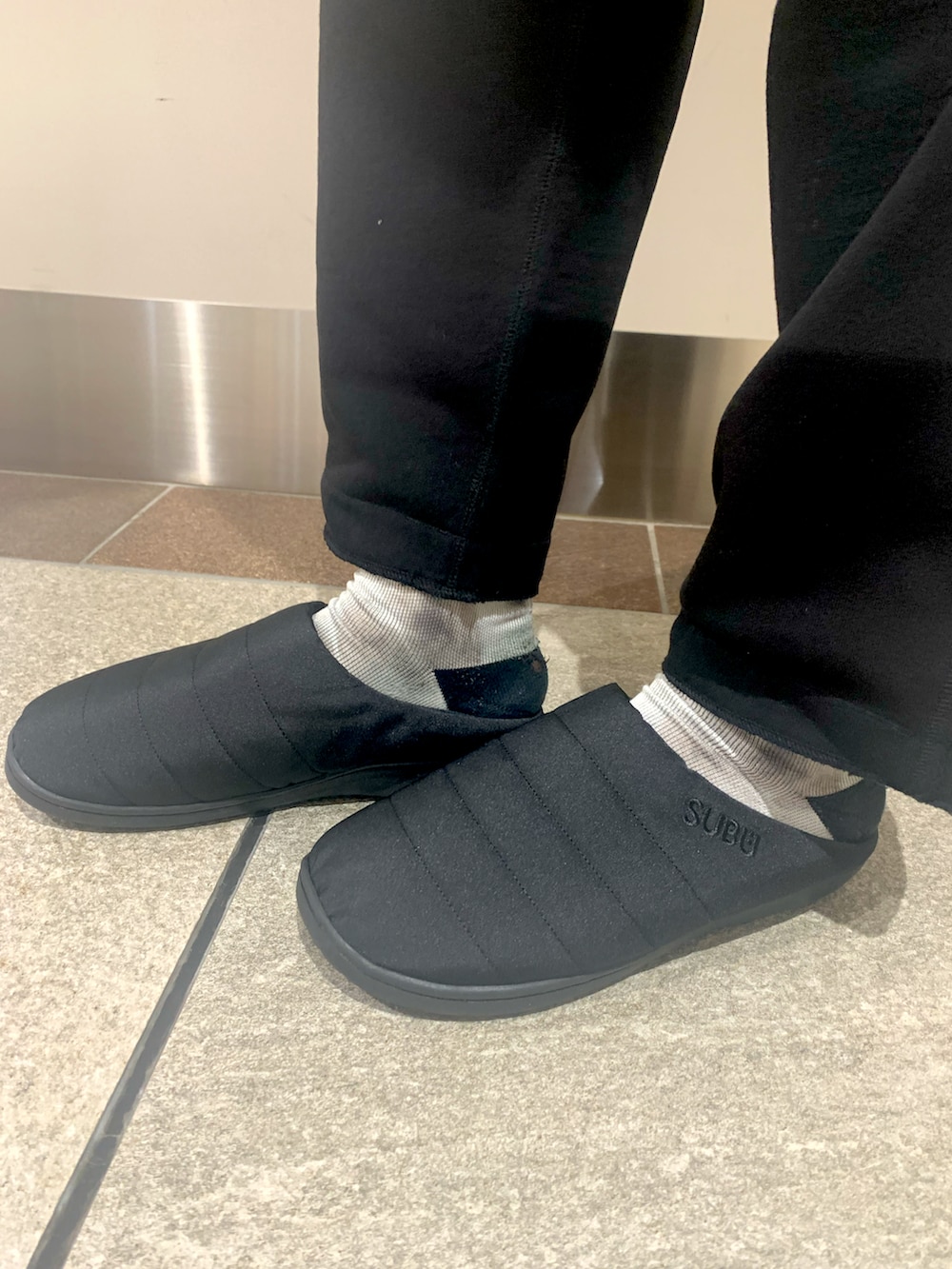 ピンク系のライダースジャケット、ホワイト系のニット/セーター、ブラック系のスウェットパンツを着用したメンズの秋コーディネートの3枚目の写真