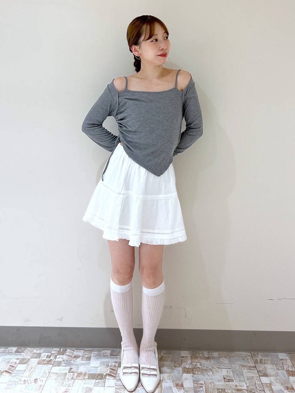 ホワイト系のサンダル、ホワイト系のショルダーバッグ、ホワイト系のスカートを着用したレディースの夏コーディネートの4枚目の写真