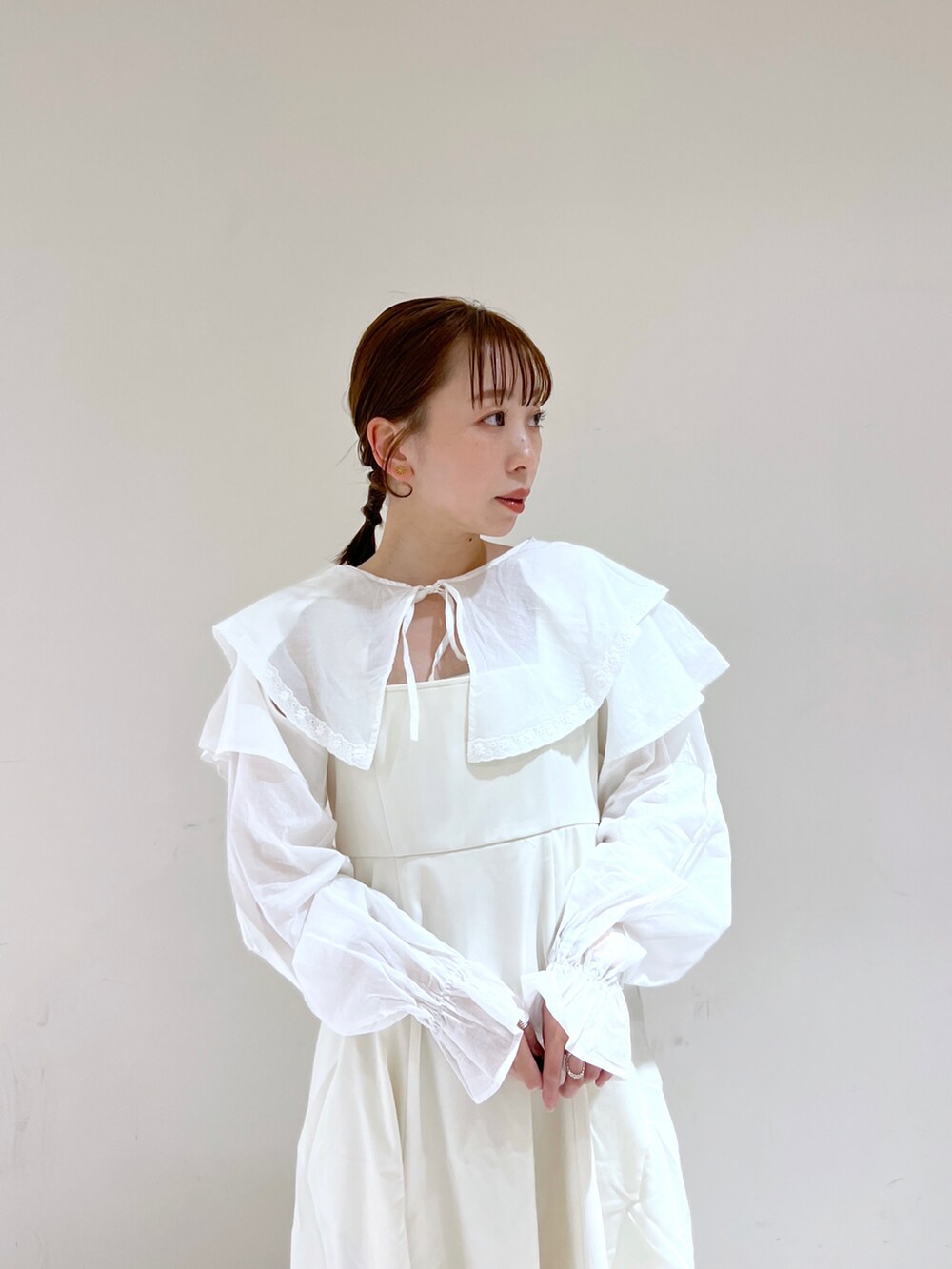 「Heather、へザー、ジャンパースカート、大人かわいい、ブラウス、オールホワイト、春カラー、レースアップシューズ、春コーデ、ワンピース、フリルトップス、バニティバッグ」｜「Heatherのステッチボリュームジャンスカ　186152（ジャンパースカート、ホワイト系）」を使った、みさっきーさん（レディース・154cm）の冬コーディネートの3枚目の写真
