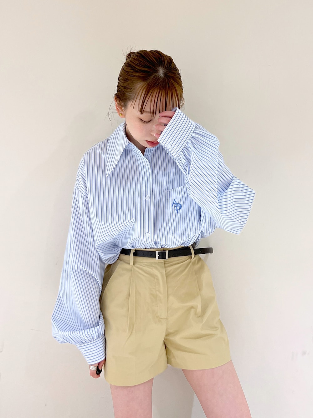 「Heather、へザー、低身長、シャツスタイル、ショートパンツ、ロングブーツ、春服デビュー宣言、休日コーデ、おでかけコーデ、韓国ファッション、シンプルスタイル、パンツコーデ、春色」｜「Heatherのベルト付きタックショートパンツ　190466（その他パンツ、ベージュ系）」を使った、みさっきーさん（レディース・154cm）の春コーディネートの3枚目の写真
