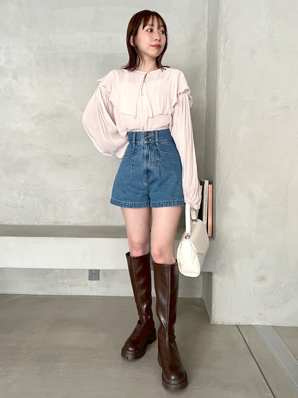 「Heather、へザー、ショートパンツ、デニム、デニムパンツ、ブラウス、BIG襟、襟付きトップス、ロングブーツ、オトナ女子、低身長女子、ピンク」｜「Heatherのデニムショートパンツ　182956（デニムパンツ、ブルー系）」を使った、みさっきーさん（レディース・154cm）の冬コーディネートの2枚目の写真
