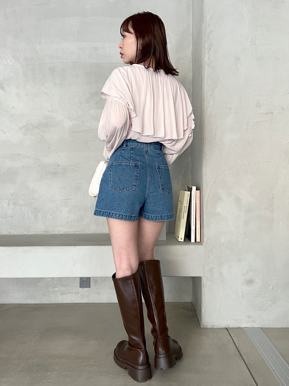 「Heather、へザー、ショートパンツ、デニム、デニムパンツ、ブラウス、BIG襟、襟付きトップス、ロングブーツ、オトナ女子、低身長女子、ピンク」｜「Heatherのデニムショートパンツ　182956（デニムパンツ、ブルー系）」を使った、みさっきーさん（レディース・154cm）の冬コーディネートの3枚目の写真