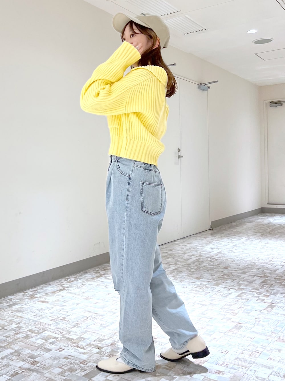 「Heather、低身長、低身長コーデ、クラッシュデニム、ダメージデニムパンツ、ハイウエスト、ニット/セーター、ZIPニット、オトナカジュアル、カラーニット、カラーコーデ、キャップ」｜「Heatherのタッククラッシュデニム　263930（デニムパンツ、ブルー系）」を使った、みさっきーさん（レディース・154cm）の冬コーディネートの3枚目の写真