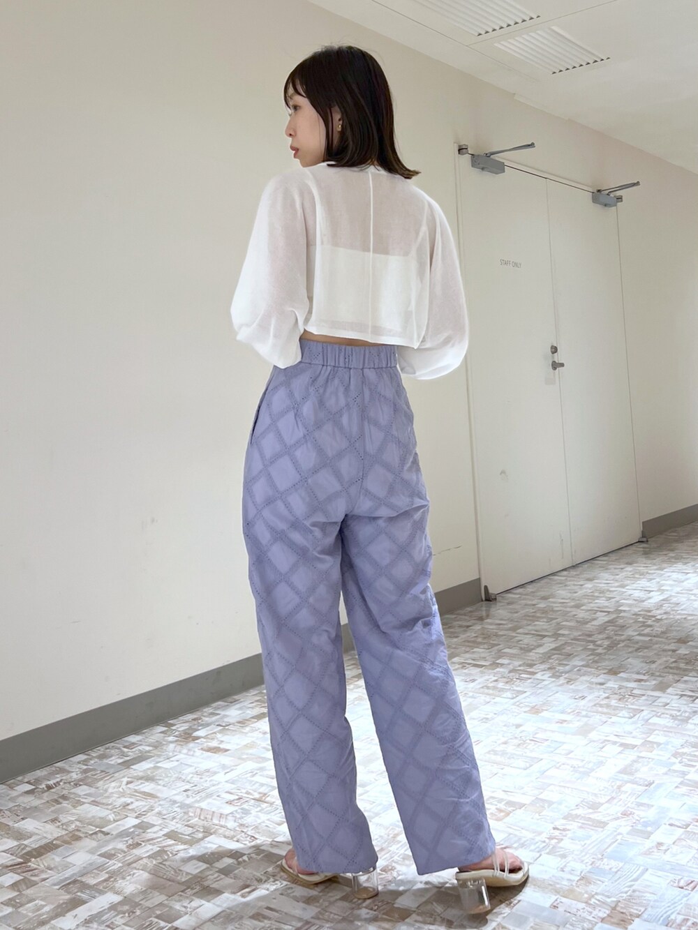 「へザー、Heather、シンプルコーデ、シアー、ボレロ、カーディガン、夏、カラーパンツ、パンツスタイル、低身長コーデ、低身長女子、肌見せ、カップ付きキャミソール」｜「Heatherのクリアヒールサンダル　270625（サンダル、ホワイト系）」を使った、みさっきーさん（レディース・154cm）の春コーディネートの2枚目の写真