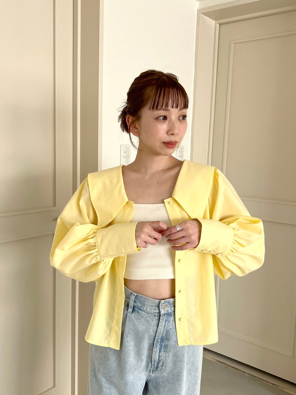 「Heather、へザー、春服デビュー宣言、デニム、春コーデ、シャツスタイル、デニムパンツ、イエロー、春服、春カラー、ゆるコーデ、カラーコーデ」｜「Heatherのハイウエストデニムワイドパンツ　184434（デニムパンツ、ブルー系）」を使った、みさっきーさん（レディース・154cm）の春コーディネートの3枚目の写真
