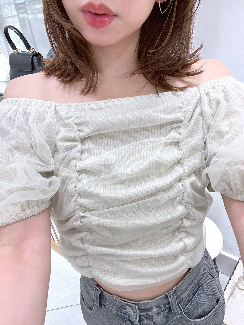 ブルー系のデニムパンツ、イエロー系のTシャツ/カットソーを着用したレディースの夏コーディネートの5枚目の写真