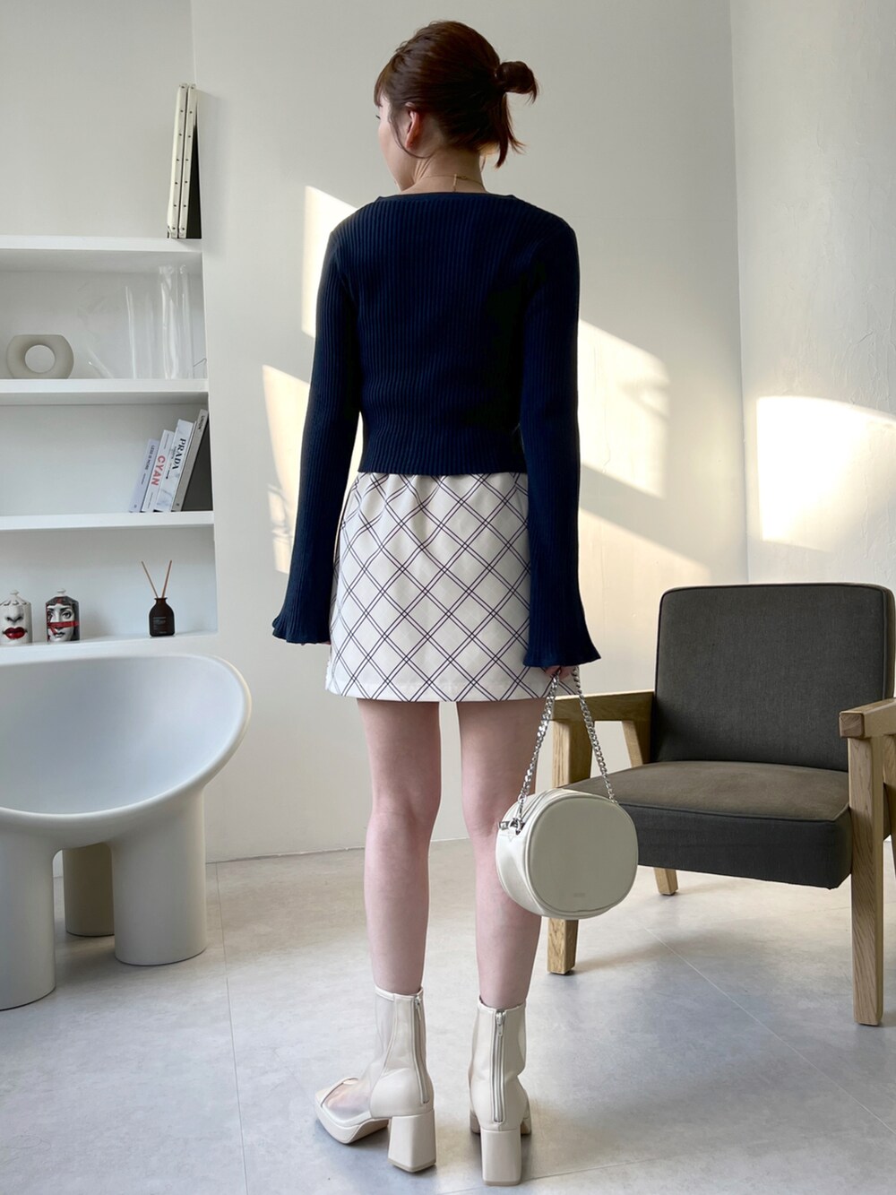 「Heather、へザー、低身長、低身長コーデ、ミニスカート、カーディガン、チェック、春服デビュー宣言、春コーデ、低身長女子、韓国ファッション、スカート」｜「Heatherの2WAYラウンドショルダー　186216（ショルダーバッグ、ホワイト系）」を使った、みさっきーさん（レディース・154cm）の春コーディネートの2枚目の写真