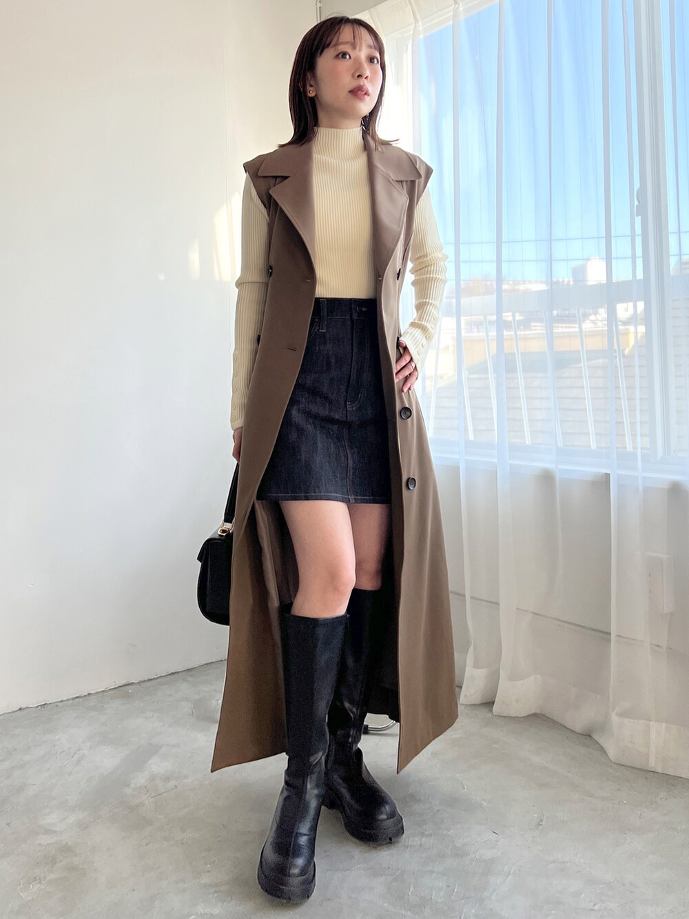 「Heather、へザー、トレンチコート、ワンピース、ミニスカート、リブニット、トレンチワンピース、ロングブーツ、休日コーデ、シンプル、デニムスカート、低身長、デート服」｜「Heatherの3WAYトレンチワンピース　180948（ワンピース、ブラウン系）」を使った、みさっきーさん（レディース・154cm）の冬コーディネートの3枚目の写真
