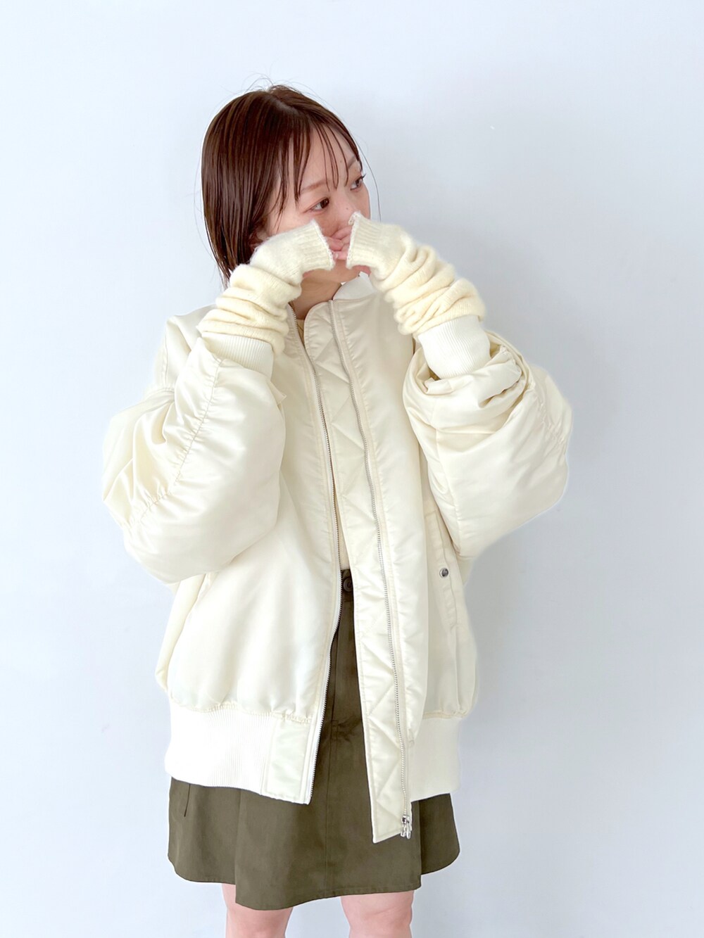 「Heather、へザー、低身長、低身長コーデ、MA-1、アームウォーマー、ミドルブーツ、カジュアルコーデ、ゆるコーデ、秋カラー、ボリューム袖、アウター」｜「Heatherのアームウォーマー付きニット  168663（ニット/セーター、ホワイト系）」を使った、みさっきーさん（レディース・154cm）の秋コーディネートの3枚目の写真