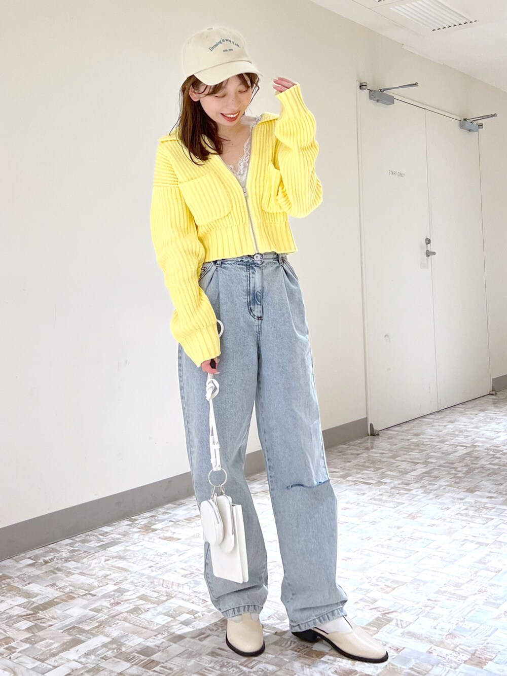 「Heather、低身長、低身長コーデ、クラッシュデニム、ダメージデニムパンツ、ハイウエスト、ニット/セーター、ZIPニット、オトナカジュアル、カラーニット、カラーコーデ、キャップ」｜「Heatherのタッククラッシュデニム　263930（デニムパンツ、ブルー系）」を使った、みさっきーさん（レディース・154cm）の冬コーディネートの2枚目の写真