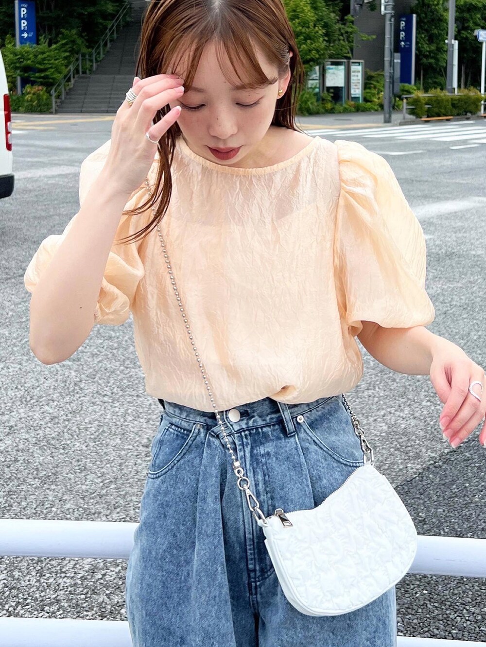 「Heather、へザー、低身長、低身長コーデ、デニム、デニムパンツ、ワイドパンツ、ブラウス、パフスリーブ、シンプルスタイル、オトナカワイイ、初夏コーデ、パンツコーデ」｜「Heatherのハイウエストデニムワイドパンツ　184434（デニムパンツ、ブルー系）」を使った、みさっきーさん（レディース・154cm）の夏コーディネートの2枚目の写真