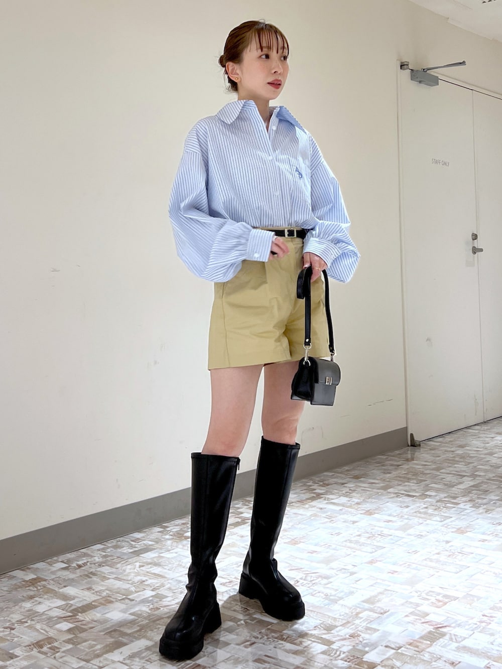 「Heather、へザー、低身長、シャツスタイル、ショートパンツ、ロングブーツ、春服デビュー宣言、休日コーデ、おでかけコーデ、韓国ファッション、シンプルスタイル、パンツコーデ、春色」｜「Heatherのベルト付きタックショートパンツ　190466（その他パンツ、ベージュ系）」を使った、みさっきーさん（レディース・154cm）の春コーディネートの2枚目の写真