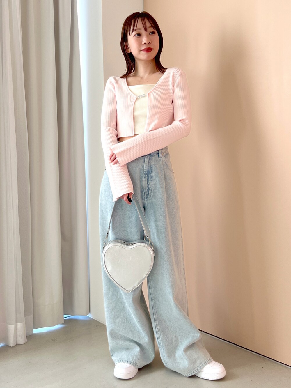 「Heather、へザー、韓国ファッション、ニット、ショート丈トップス、ワイドパンツ、デニム、ハイウエストパンツ、エアフォースワン、休日コーデ、パンツコーデ、ゆったりコーデ、カジュアルコーデ」｜「Heatherのハイウエストデニムワイドパンツ　184434（デニムパンツ、ブルー系）」を使った、みさっきーさん（レディース・154cm）の冬コーディネートの2枚目の写真