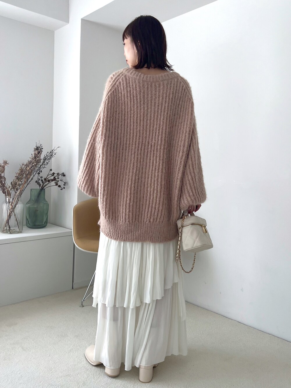 「Heather、へザー、ニット、カーディガン、ロングスカート、スカート、秋コーデ、シンプルコーデ、ゆるコーデ、オトナカワイイ、ニットコーデ」｜「Heatherのスクエアトゥストレッチブーツ  356600（ブーツ、ホワイト系）」を使った、みさっきーさん（レディース・154cm）の秋コーディネートの3枚目の写真