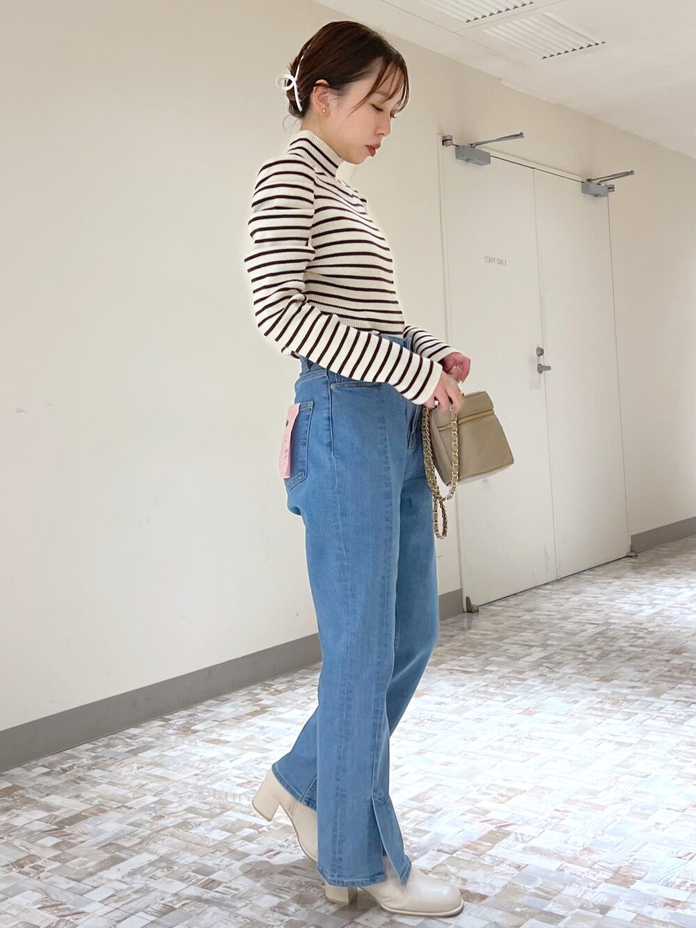 「Heather、へザー、低身長、低身長コーデ、フレアパンツ、フレアデニム、パワショル、パワショルニット、バニティバッグ、秋冬コーデ、シンプル、カジュアル、秋コーデ、おしゃれさんと繋がりたい、デニム」｜「HeatherのKUROKIフレアスリットデニム　952780（デニムパンツ、ブルー系）」を使った、みさっきーさん（レディース・154cm）の秋コーディネートの2枚目の写真