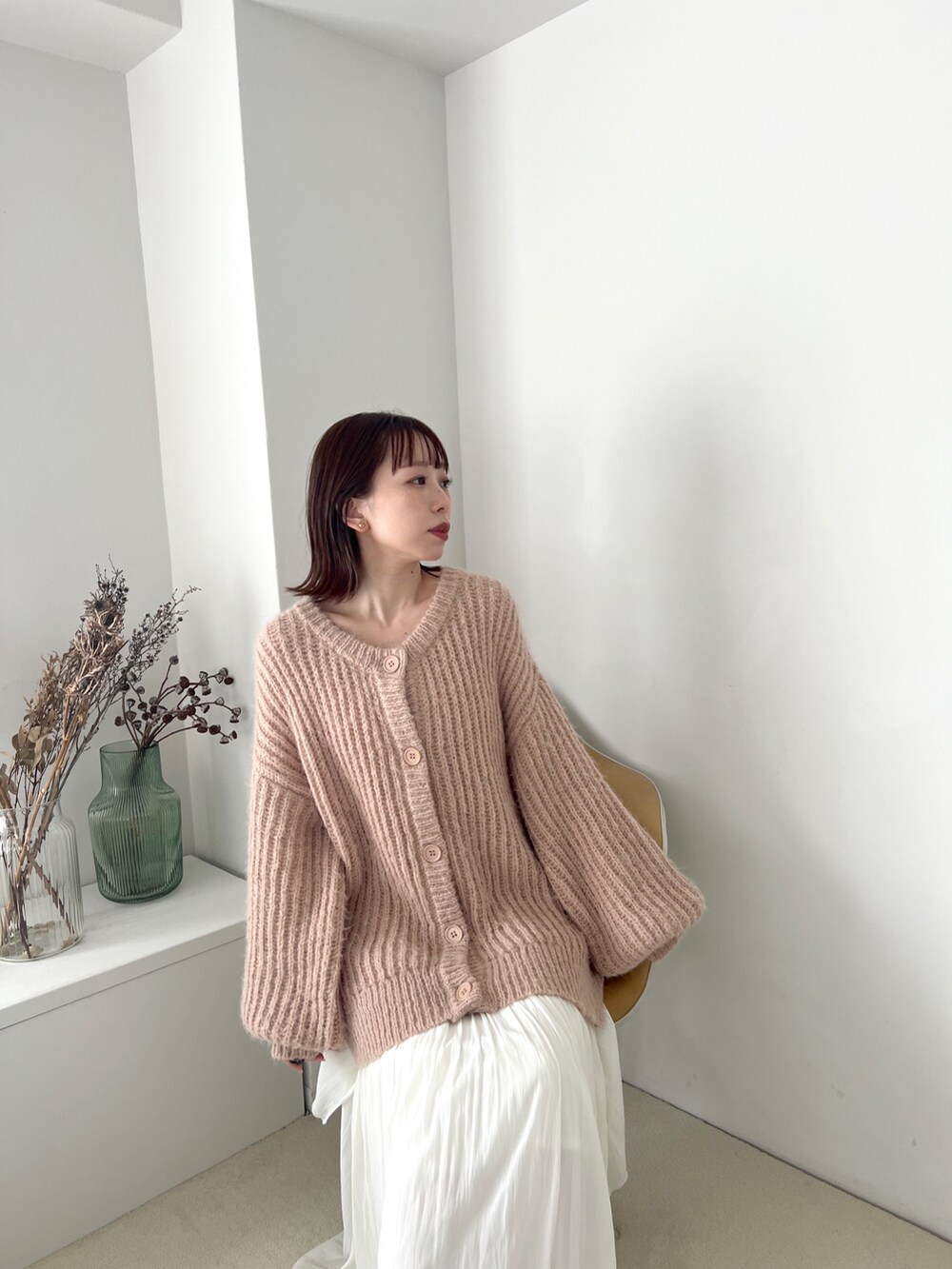 「Heather、へザー、ニット、カーディガン、ロングスカート、スカート、秋コーデ、シンプルコーデ、ゆるコーデ、オトナカワイイ、ニットコーデ」｜「Heatherのスクエアトゥストレッチブーツ  356600（ブーツ、ホワイト系）」を使った、みさっきーさん（レディース・154cm）の秋コーディネートの4枚目の写真