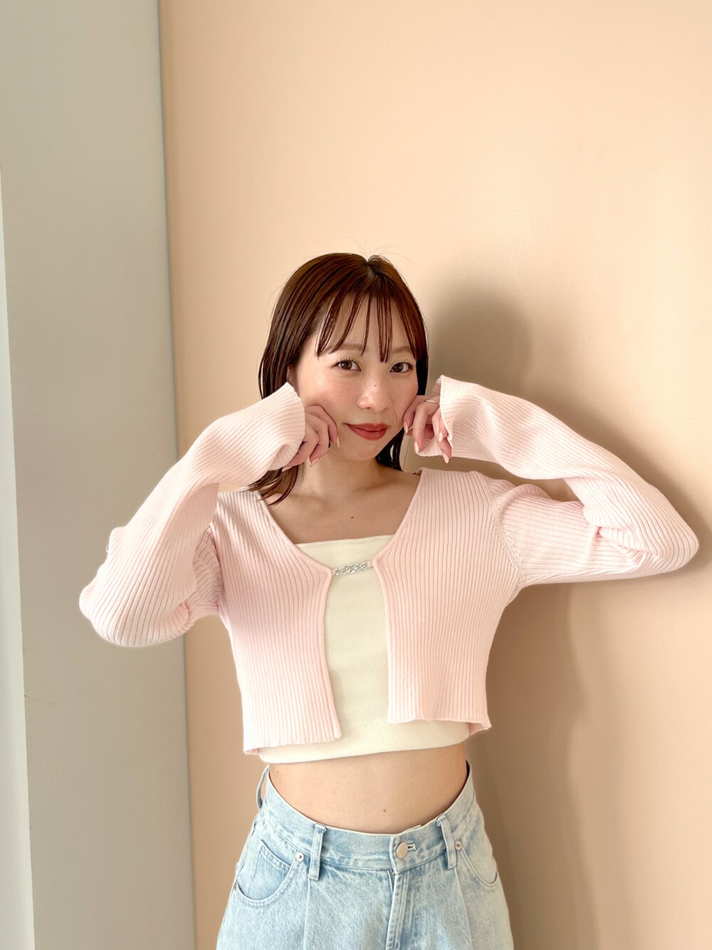 「Heather、へザー、韓国ファッション、ニット、ショート丈トップス、ワイドパンツ、デニム、ハイウエストパンツ、エアフォースワン、休日コーデ、パンツコーデ、ゆったりコーデ、カジュアルコーデ」｜「Heatherのハイウエストデニムワイドパンツ　184434（デニムパンツ、ブルー系）」を使った、みさっきーさん（レディース・154cm）の冬コーディネートの4枚目の写真