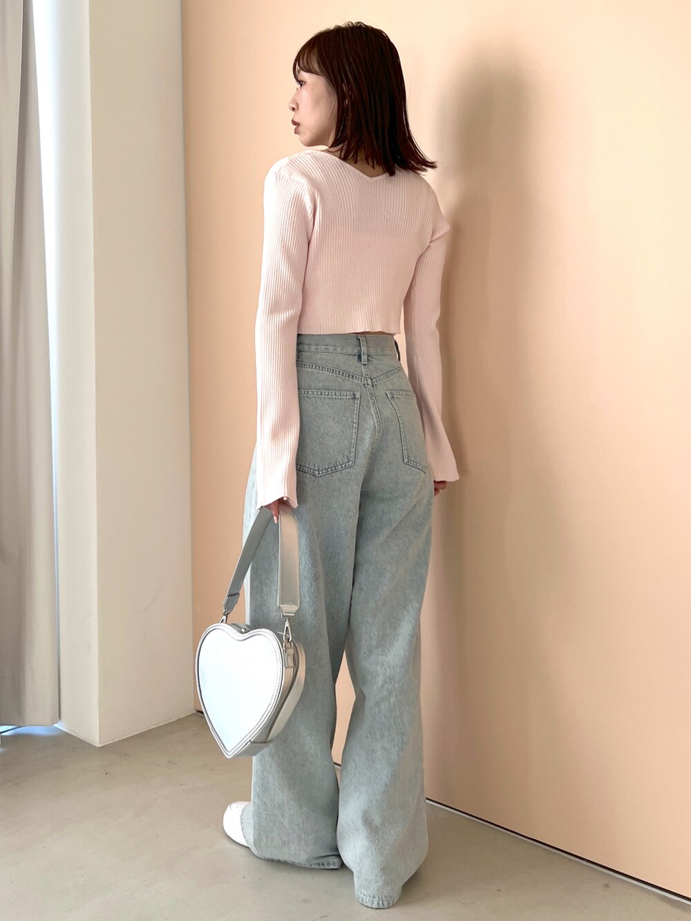 「Heather、へザー、韓国ファッション、ニット、ショート丈トップス、ワイドパンツ、デニム、ハイウエストパンツ、エアフォースワン、休日コーデ、パンツコーデ、ゆったりコーデ、カジュアルコーデ」｜「Heatherのハイウエストデニムワイドパンツ　184434（デニムパンツ、ブルー系）」を使った、みさっきーさん（レディース・154cm）の冬コーディネートの3枚目の写真