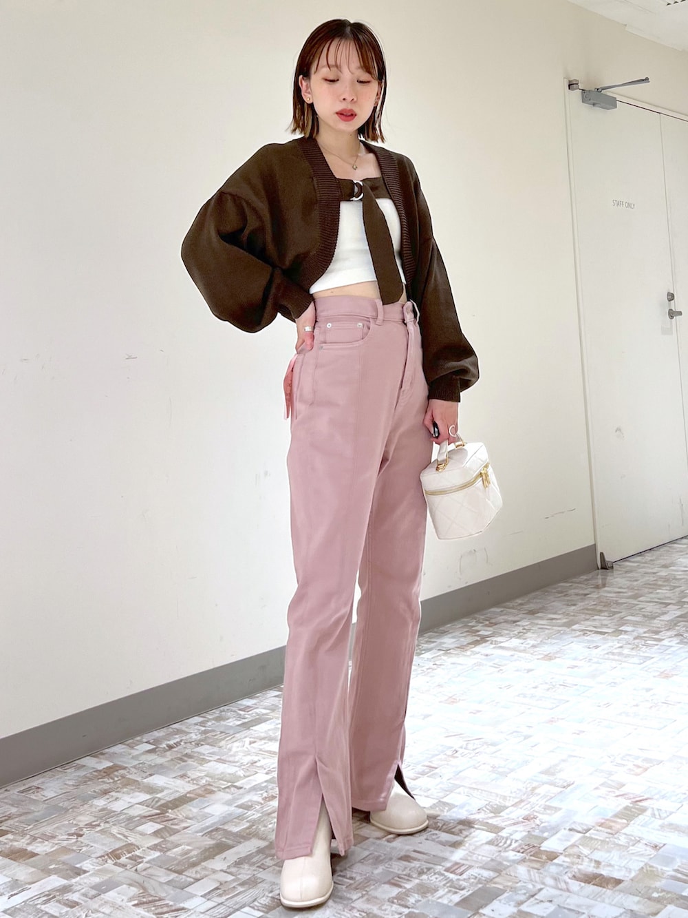 「Heather、へザー、低身長、低身長コーデ、フレアパンツ、デニムパンツ、カーディガン、ボレロ、ボレロカーディガン、休日スタイル、秋カラー」｜「Heatherのスクエアトゥストレッチブーツ  356600（ブーツ、ホワイト系）」を使った、みさっきーさん（レディース・154cm）の秋コーディネートの2枚目の写真
