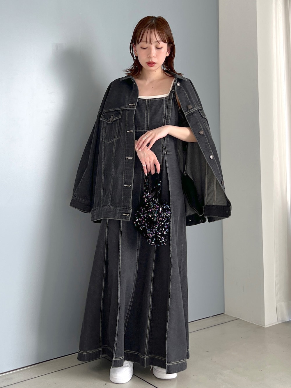 「Heather、へザー、デニムジャケット、デニムワンピース、ジャンパースカート、セットアップ、休日コーデ、シンプルコーデ、エアフォースワン、ゆったりコーデ」｜「Heatherのデニムジャンスカ　182907（ジャンパースカート、ブラック系）」を使った、みさっきーさん（レディース・154cm）の冬コーディネートの2枚目の写真