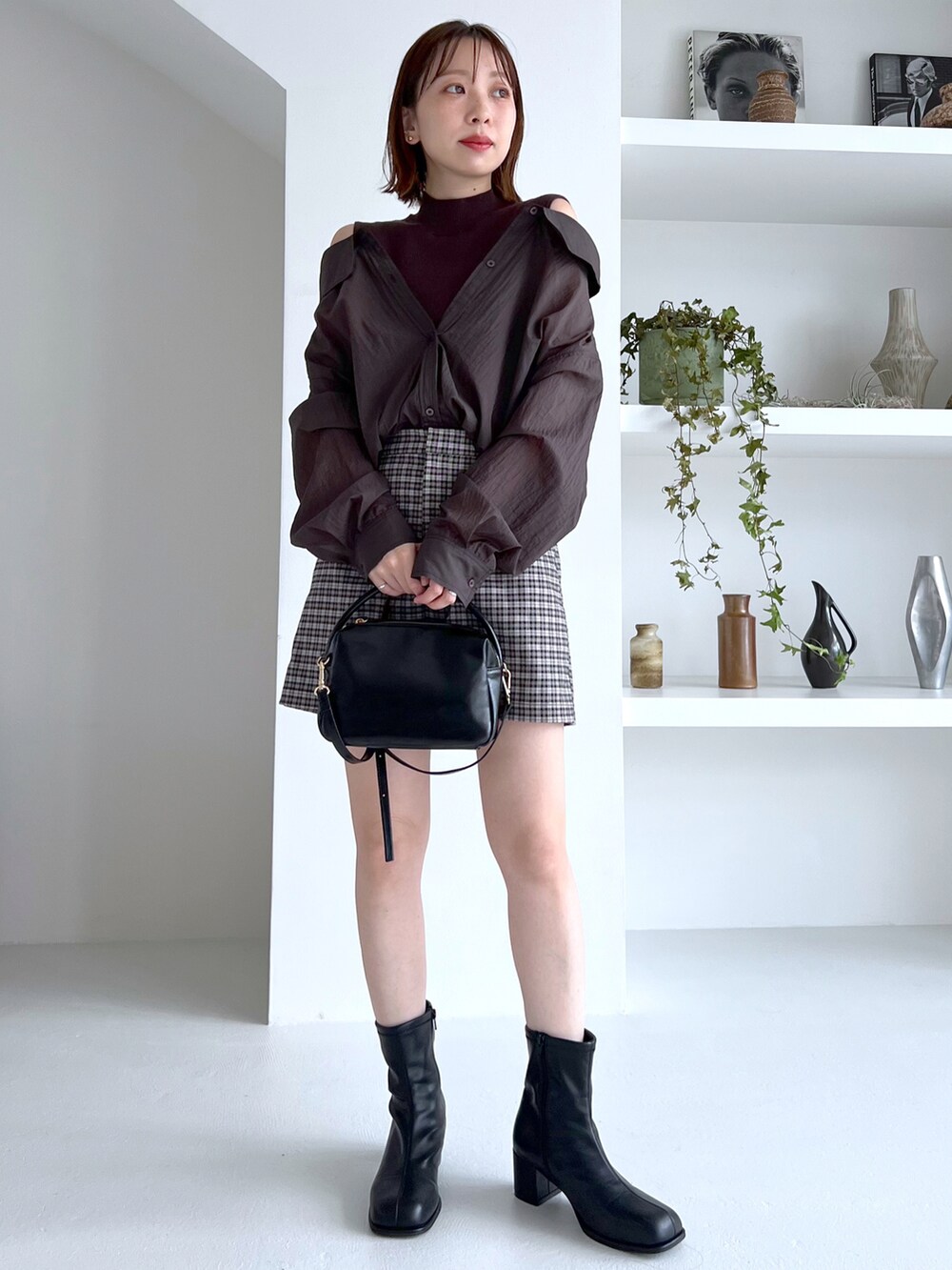 ブラック系のショルダーバッグ、ブラック系のその他パンツ、ブラウン系のシャツ/ブラウスを着用したレディースの夏コーディネートの2枚目の写真