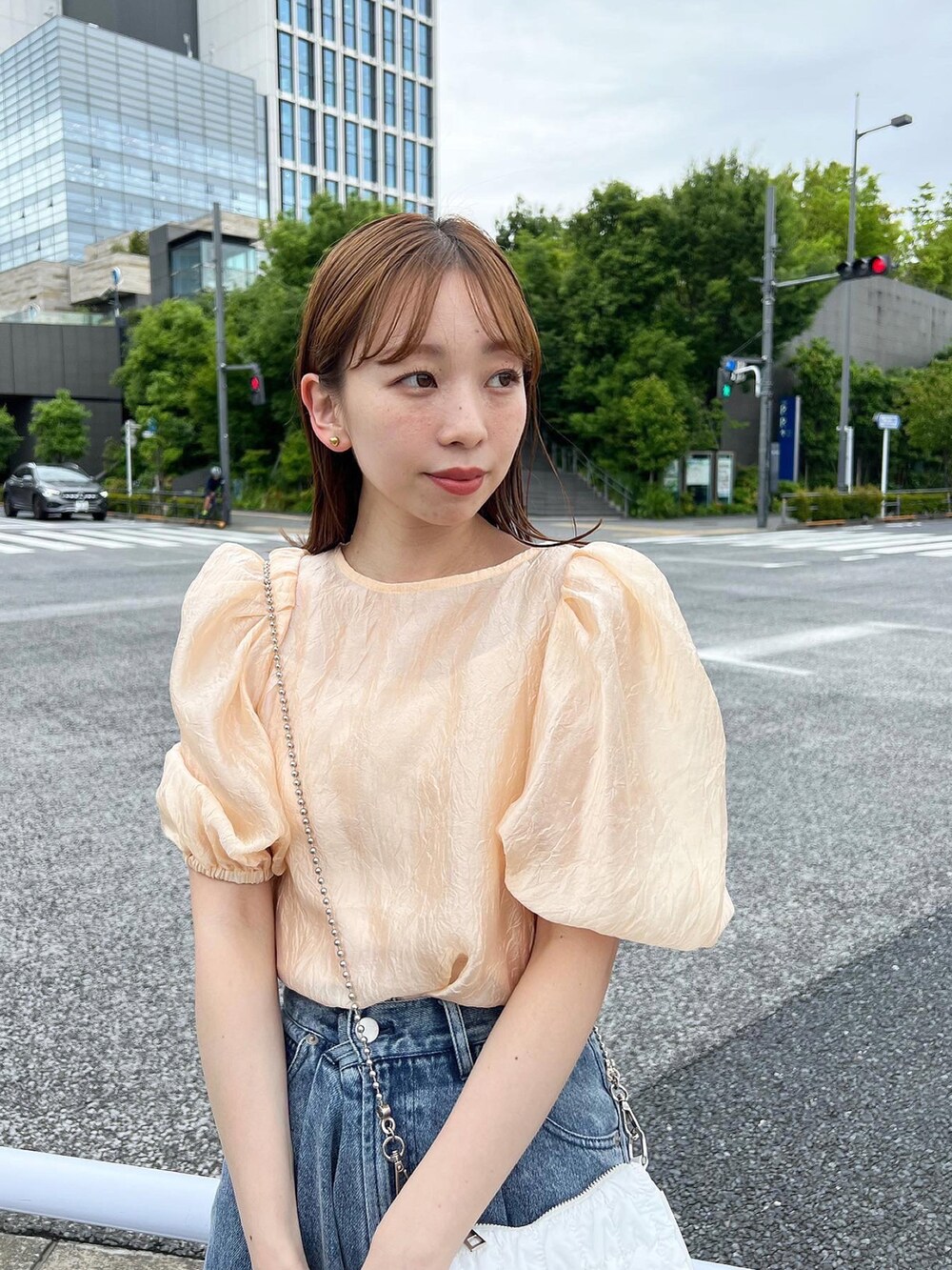 「Heather、へザー、低身長、低身長コーデ、デニム、デニムパンツ、ワイドパンツ、ブラウス、パフスリーブ、シンプルスタイル、オトナカワイイ、初夏コーデ、パンツコーデ」｜「Heatherのハイウエストデニムワイドパンツ　184434（デニムパンツ、ブルー系）」を使った、みさっきーさん（レディース・154cm）の夏コーディネートの3枚目の写真