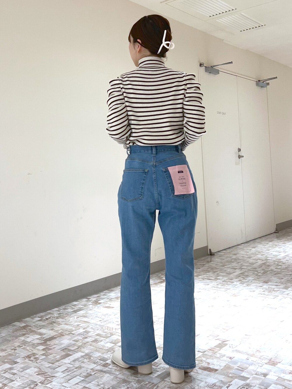 「Heather、へザー、低身長、低身長コーデ、フレアパンツ、フレアデニム、パワショル、パワショルニット、バニティバッグ、秋冬コーデ、シンプル、カジュアル、秋コーデ、おしゃれさんと繋がりたい、デニム」｜「HeatherのKUROKIフレアスリットデニム　952780（デニムパンツ、ブルー系）」を使った、みさっきーさん（レディース・154cm）の秋コーディネートの3枚目の写真