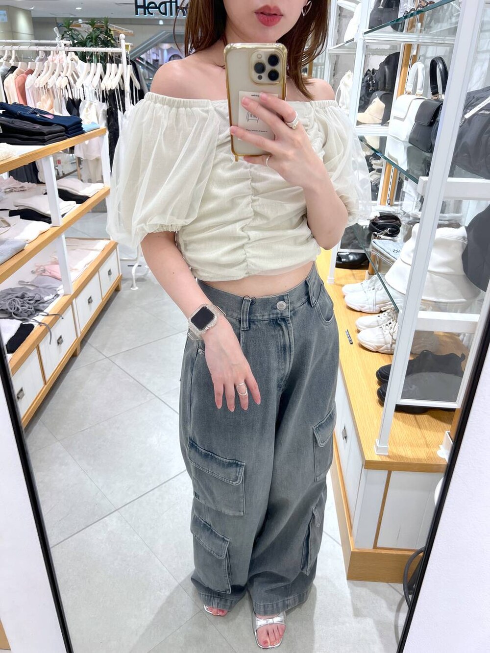 ブルー系のデニムパンツ、イエロー系のTシャツ/カットソーを着用したレディースの夏コーディネートの4枚目の写真