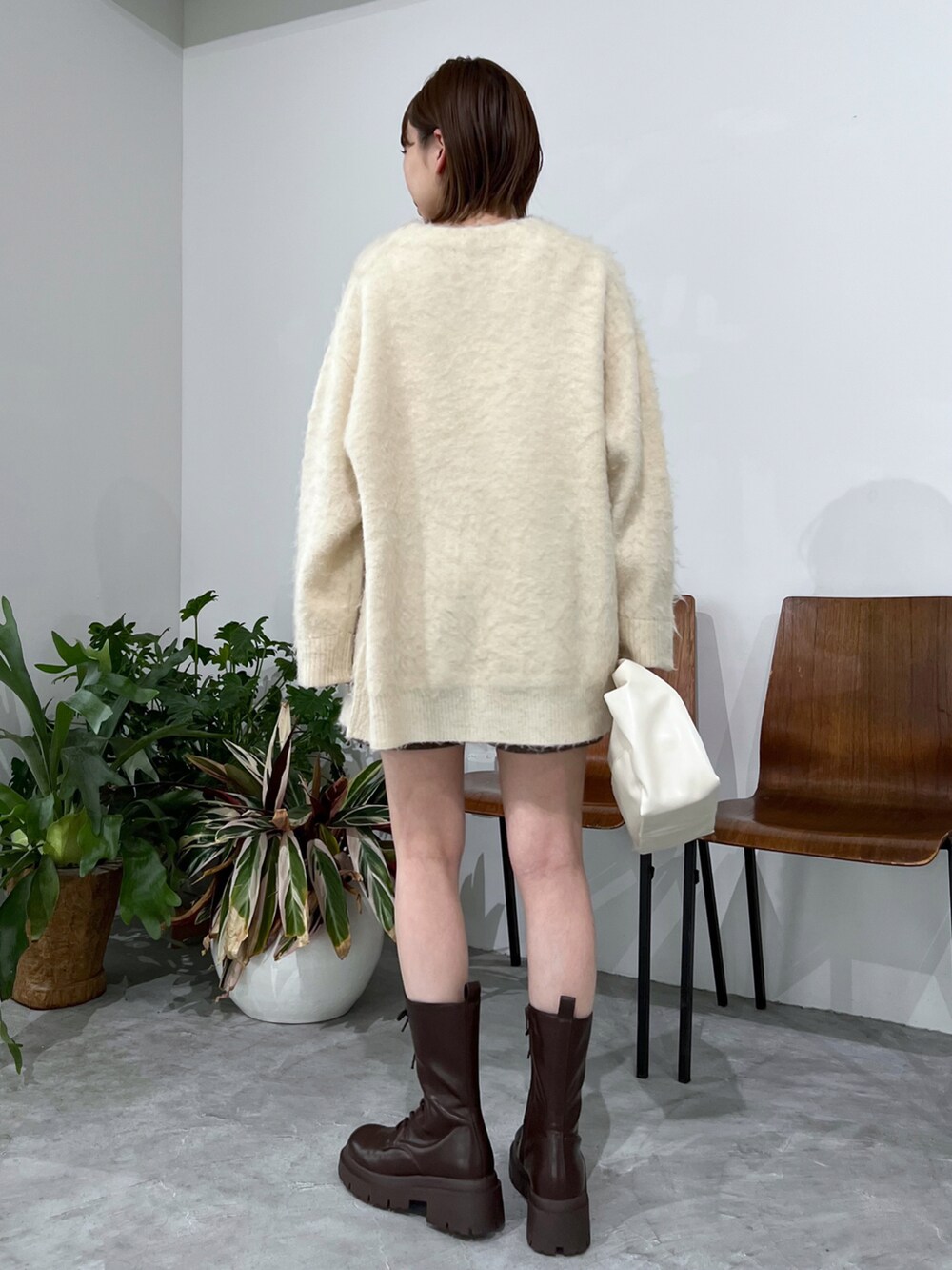 「Heather、へザー、低身長、低身長コーデ、カーディガン、ニット、ショートパンツ、へリンボーン、ミドルブーツ、レースアップシューズ、秋ルック紹介するよ、休日スタイル、ワントーンコーデ、秋冬コーデ」｜「Heatherのカラーシャギーカーディガン　171784（カーディガン/ボレロ、ホワイト系）」を使った、みさっきーさん（レディース・154cm）の秋コーディネートの2枚目の写真