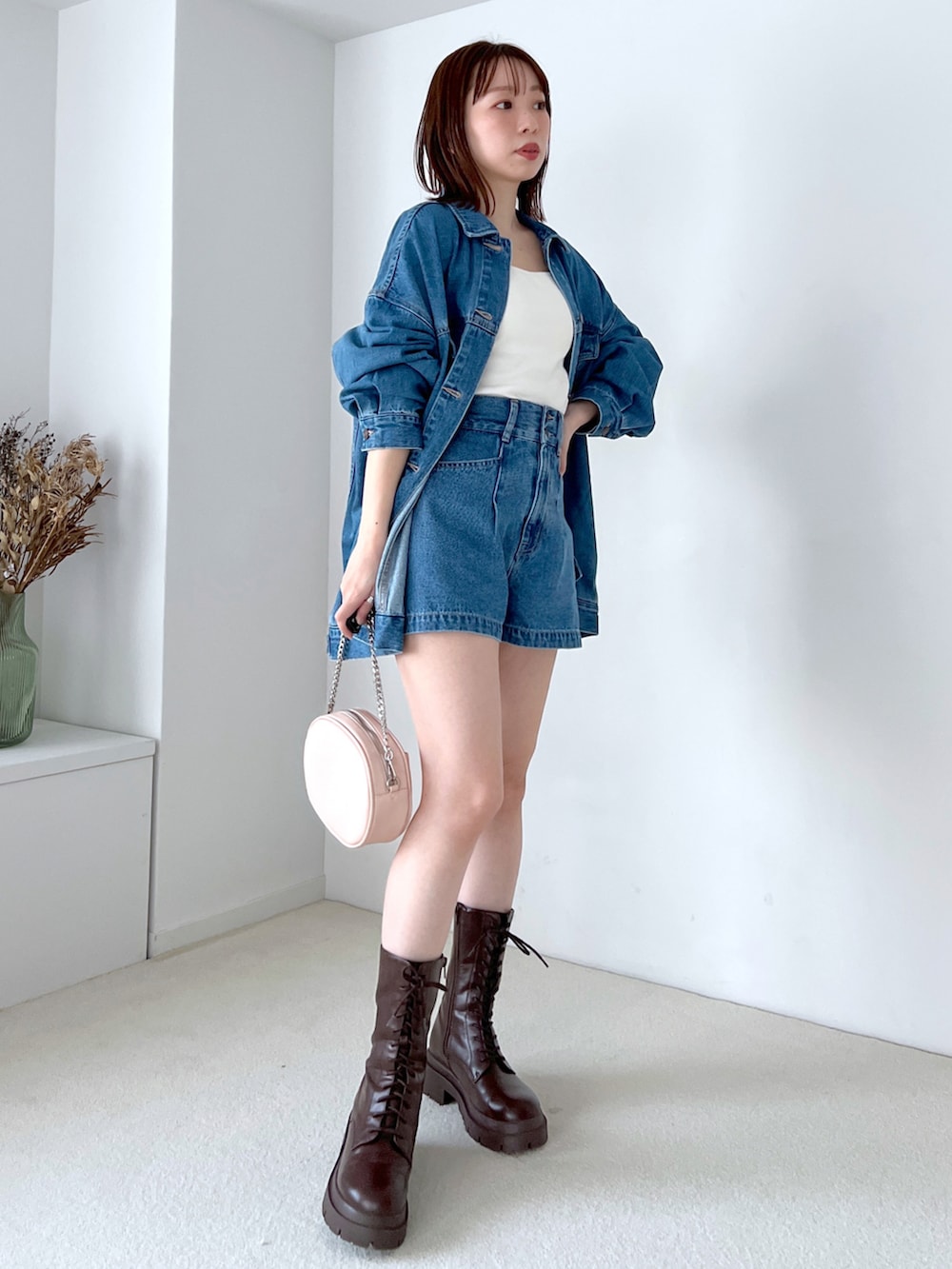 「Heather、へザー、セットアップ、デニムジャケット、デニムパンツ、ショートパンツ、シンプル、デニムセットアップ、オーバーサイズ、低身長、低身長コーデ、大人かわいい」｜「Heatherのデニムジャケット　182909（デニムジャケット、ブルー系）」を使った、みさっきーさん（レディース・154cm）の冬コーディネートの3枚目の写真