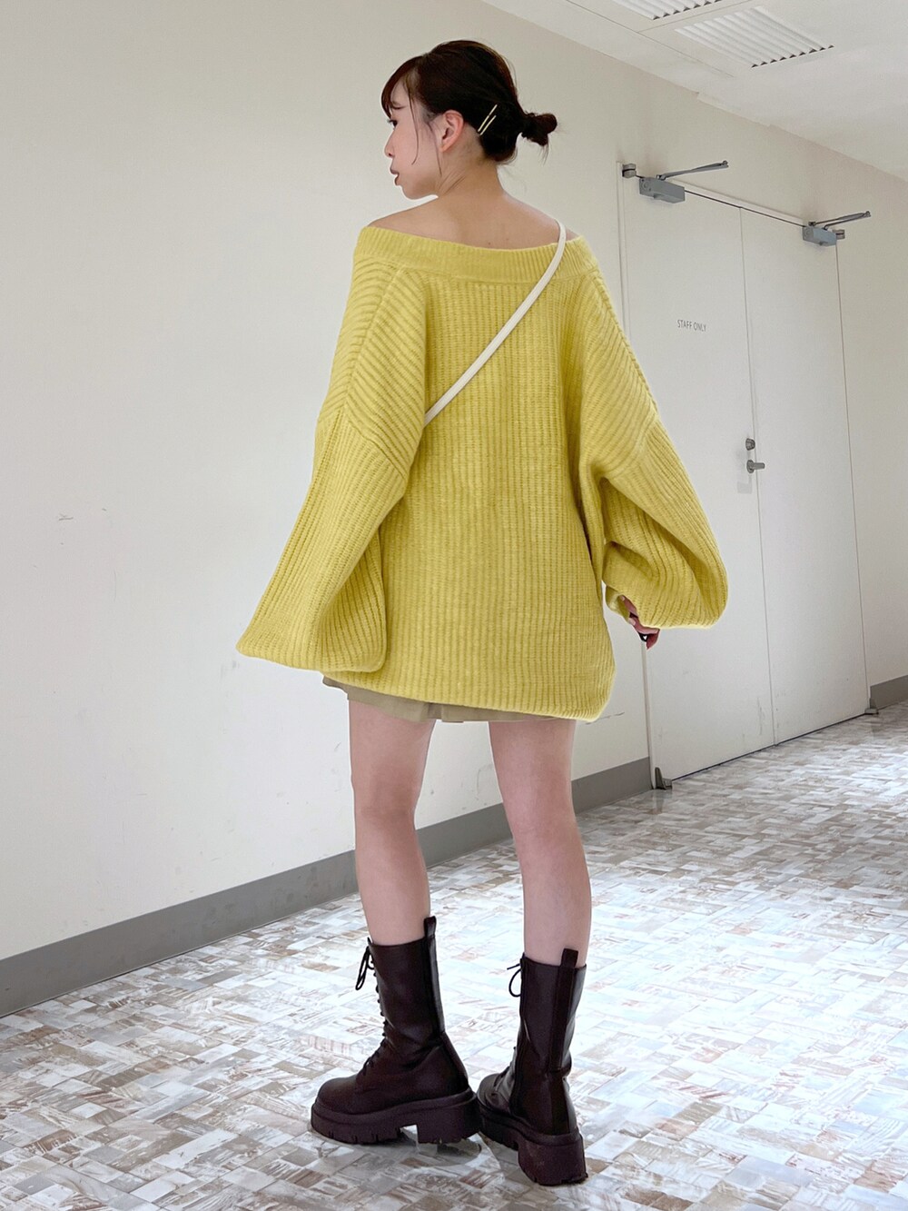 「Heather、へザー、低身長、低身長コーデ、春カラー、ビッグシルエット、ニット、ミニスカート、レースアップシューズ、プリーツスカート」｜「Heatherのレースアップミドルブーツ　356599（ブーツ、ブラウン系）」を使った、みさっきーさん（レディース・154cm）の冬コーディネートの2枚目の写真