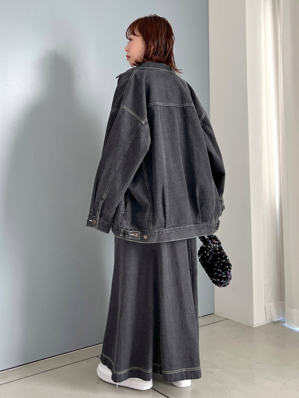「Heather、へザー、デニムジャケット、デニムワンピース、ジャンパースカート、セットアップ、休日コーデ、シンプルコーデ、エアフォースワン、ゆったりコーデ」｜「Heatherのデニムジャンスカ　182907（ジャンパースカート、ブラック系）」を使った、みさっきーさん（レディース・154cm）の冬コーディネートの3枚目の写真