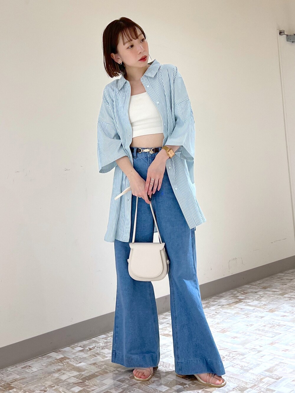 「へザー、Heather、ストライプシャツ、カジュアル、休日スタイル、夏コーデ、デニムパンツ、バギーパンツ、シャツスタイル、ゆるコーデ、クリアサンダル、デニム、シアーシャツ」｜「Heatherのバギーデニム　288234（デニムパンツ、ブルー系）」を使った、みさっきーさん（レディース・154cm）の夏コーディネートの3枚目の写真