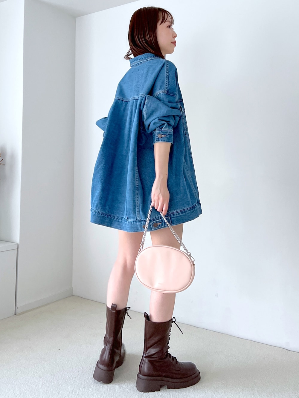 「Heather、へザー、セットアップ、デニムジャケット、デニムパンツ、ショートパンツ、シンプル、デニムセットアップ、オーバーサイズ、低身長、低身長コーデ、大人かわいい」｜「Heatherのデニムジャケット　182909（デニムジャケット、ブルー系）」を使った、みさっきーさん（レディース・154cm）の冬コーディネートの4枚目の写真