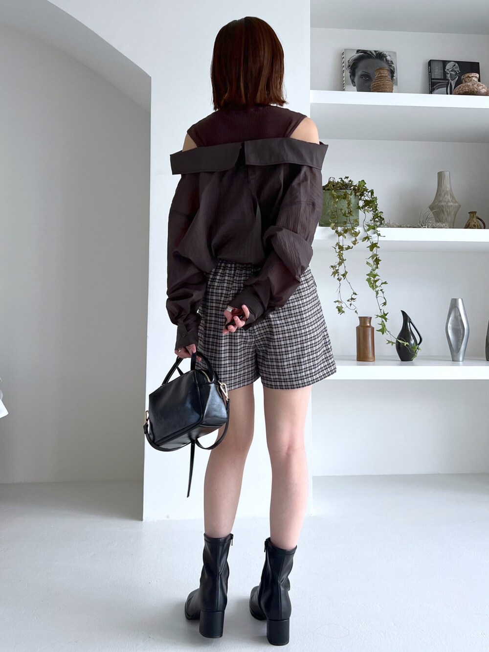 ブラック系のショルダーバッグ、ブラック系のその他パンツ、ブラウン系のシャツ/ブラウスを着用したレディースの夏コーディネートの3枚目の写真