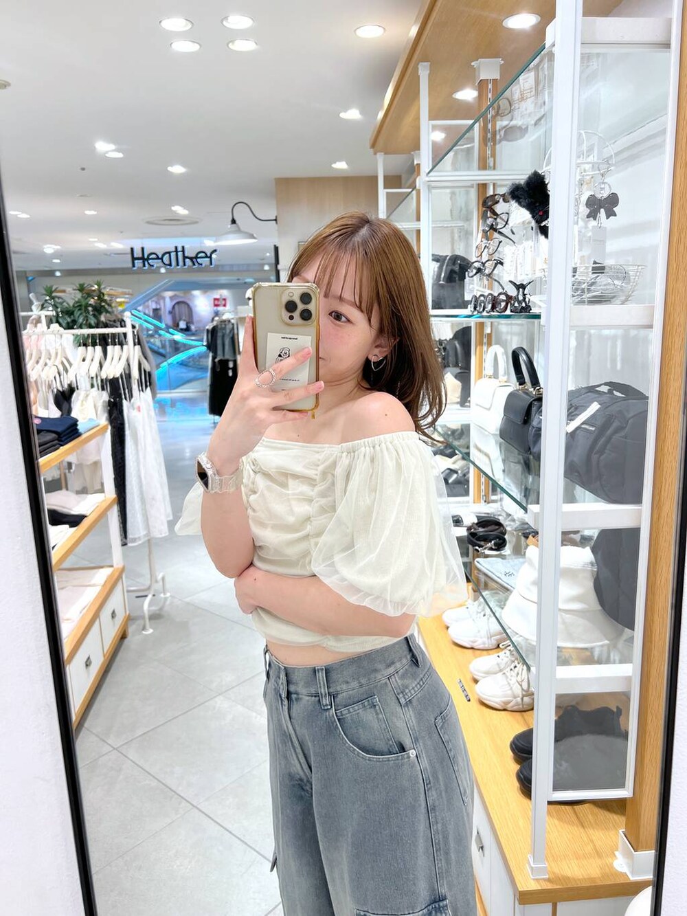 ブルー系のデニムパンツ、イエロー系のTシャツ/カットソーを着用したレディースの夏コーディネートの6枚目の写真