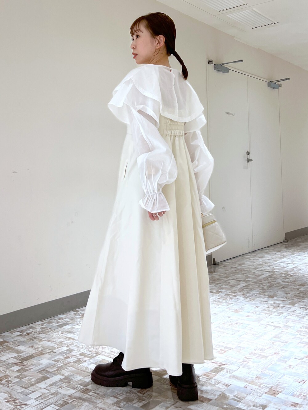「Heather、へザー、ジャンパースカート、大人かわいい、ブラウス、オールホワイト、春カラー、レースアップシューズ、春コーデ、ワンピース、フリルトップス、バニティバッグ」｜「Heatherのステッチボリュームジャンスカ　186152（ジャンパースカート、ホワイト系）」を使った、みさっきーさん（レディース・154cm）の冬コーディネートの2枚目の写真