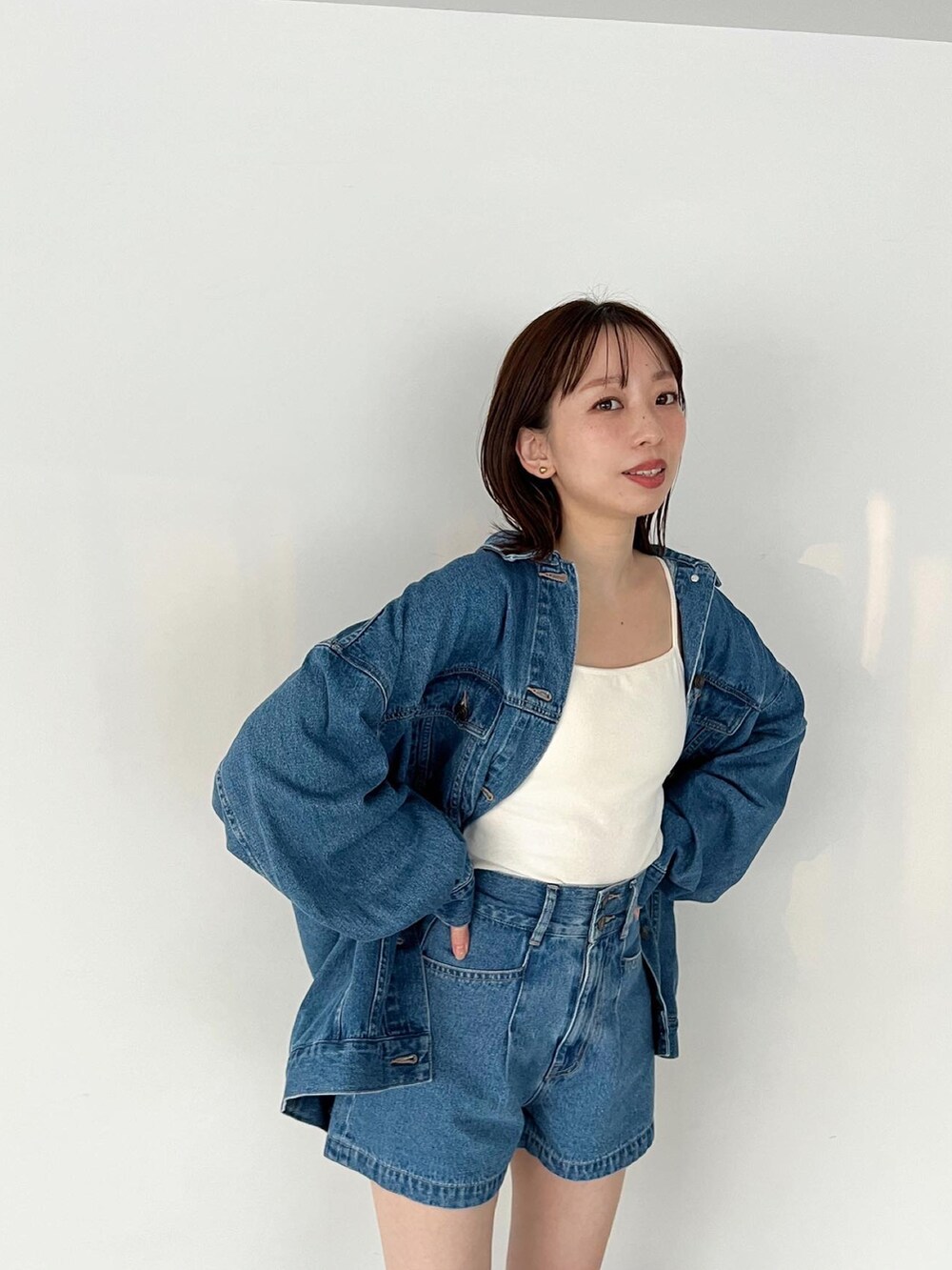 「Heather、へザー、セットアップ、デニムジャケット、デニムパンツ、ショートパンツ、シンプル、デニムセットアップ、オーバーサイズ、低身長、低身長コーデ、大人かわいい」｜「Heatherのデニムジャケット　182909（デニムジャケット、ブルー系）」を使った、みさっきーさん（レディース・154cm）の冬コーディネートの2枚目の写真